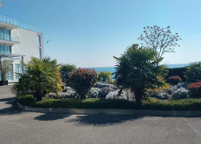 In Sea Breeze Complex Апартамент